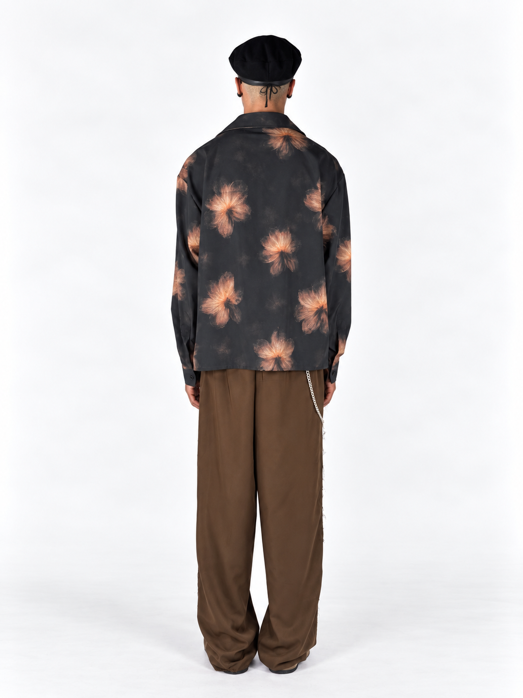 Pantaloni ampi marrone taglio vivo