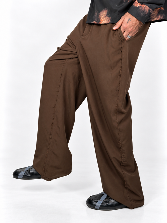 Pantaloni ampi marrone taglio vivo