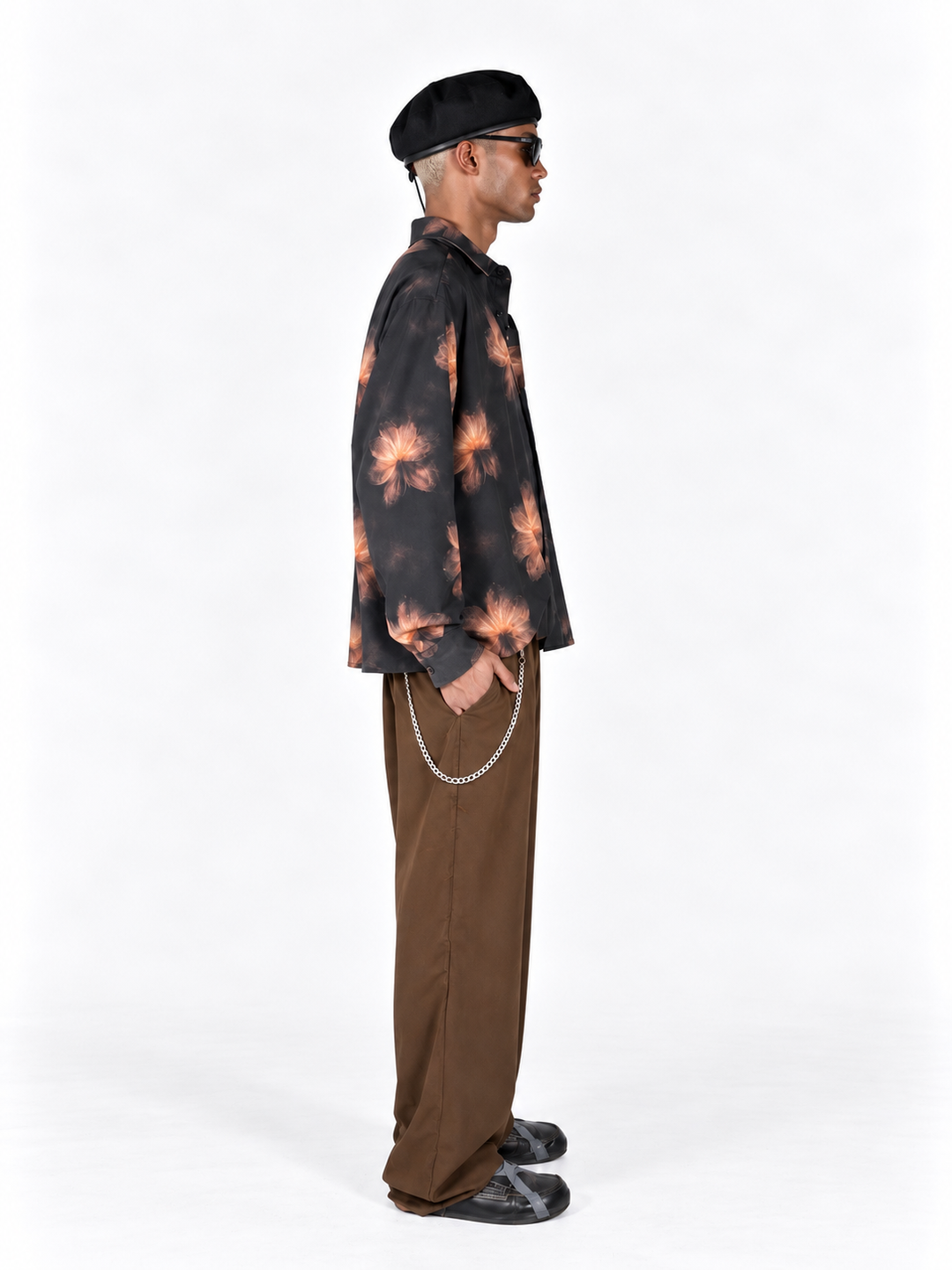 Pantaloni ampi marrone taglio vivo
