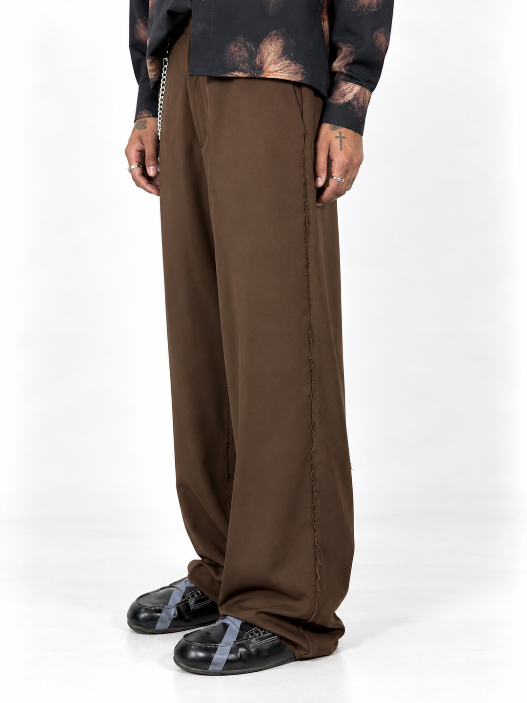 Pantaloni ampi marrone taglio vivo