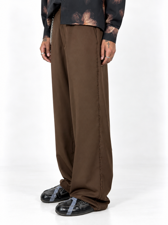 Pantaloni ampi marrone taglio vivo