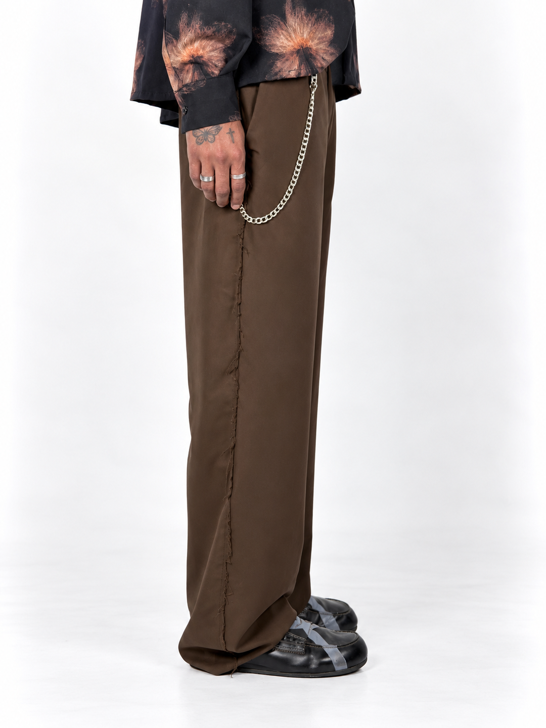 Pantaloni ampi marrone taglio vivo