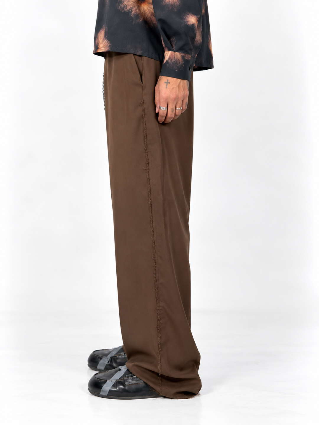 Pantaloni ampi marrone taglio vivo