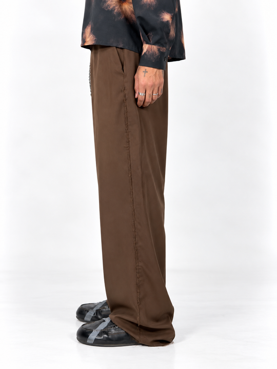Pantaloni ampi marrone taglio vivo