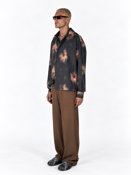Pantaloni ampi marrone taglio vivo